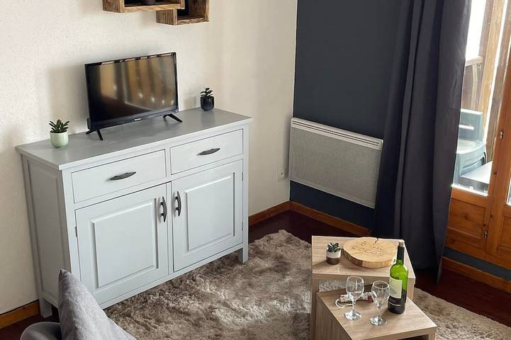 Location de vacances pour 5 personnes, avec balcon et piscine dans Super Besse