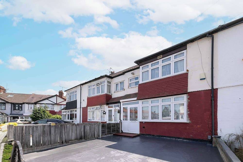 Spacious 3-Bed (Sleeps 7) Home with Garden in London, Südostengland
