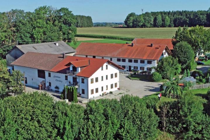 Ferienwohnung für 5 Personen, mit Balkon und Terrasse sowie Garten und Sauna in Münchner-umland