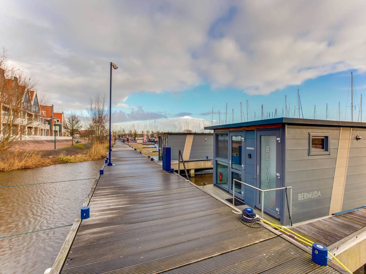 Hausboot in Volendam nahe Fort Edam in Volendam, Markermeer