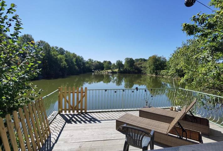 Location de vacances pour 4 personnes, avec Balcon et Terrasse ainsi que Jardin et Piscine à Champsac