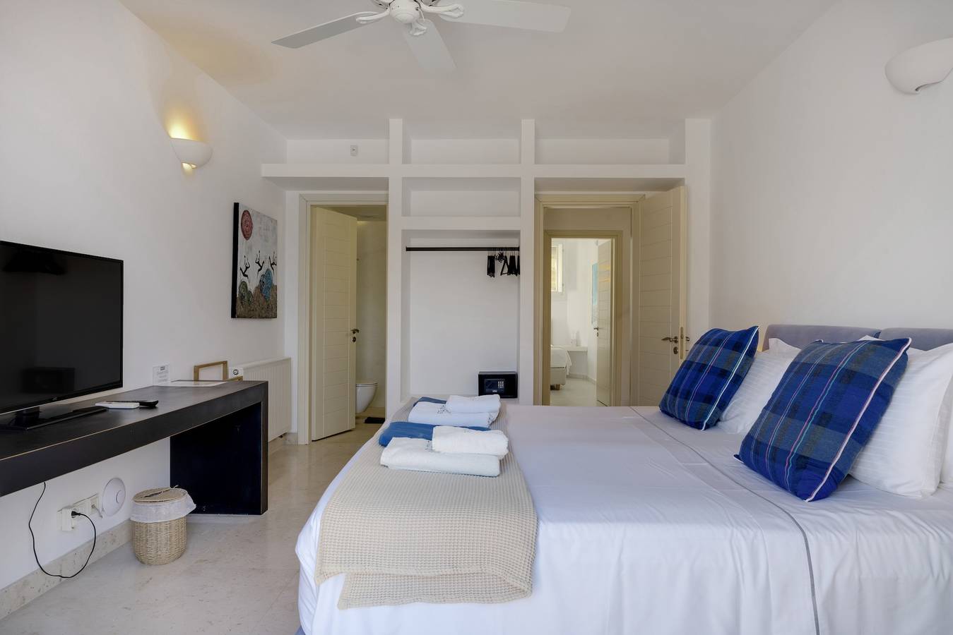 Villa "Blueros - Main" with Sea View, Shared Pool & Wi-Fi in Poseidonia, Syros