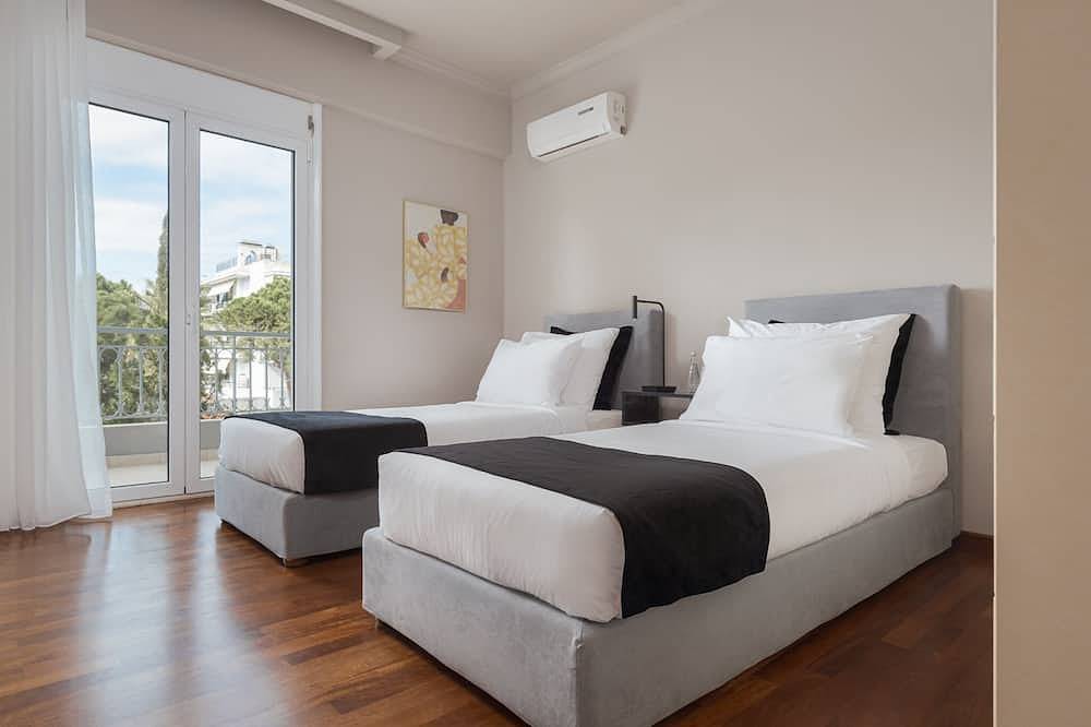 Athenian Grand Riviera Villa, with Private Pool in Voula, Regionalbezirk Ostattika