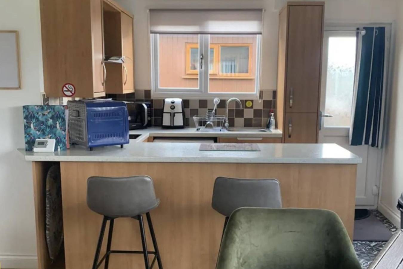 2 Bed Chalet Sleeps 6 - Pets, Near Beach, Parking in Mablethorpe, Lincolnshire