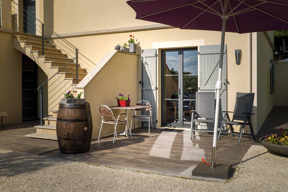 Appartement entier, L'Olive: Appartement de luxe 2 p (+ bébé) avec terrasse privée et une grande piscine in Saint-Julien-de-Lampon, Quercy