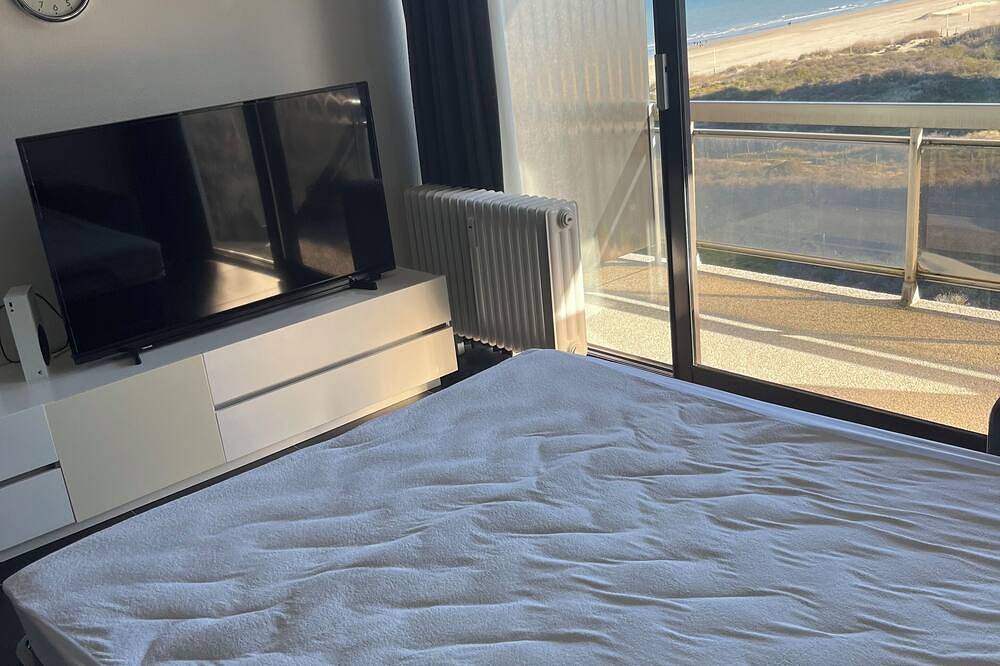 Geheel appartement, Charming sea-view studio with indoor pool in De Panne, Belgische Kust