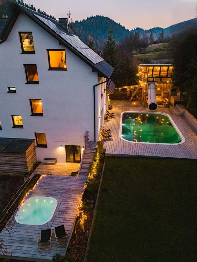 Willa dla 24 osób, z Balkon i Jacuzzi oraz Taras i Ogród w Beskidy