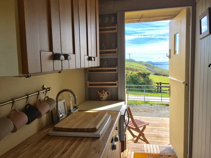 Hut for 2 people, with garden in Cardigan Bay