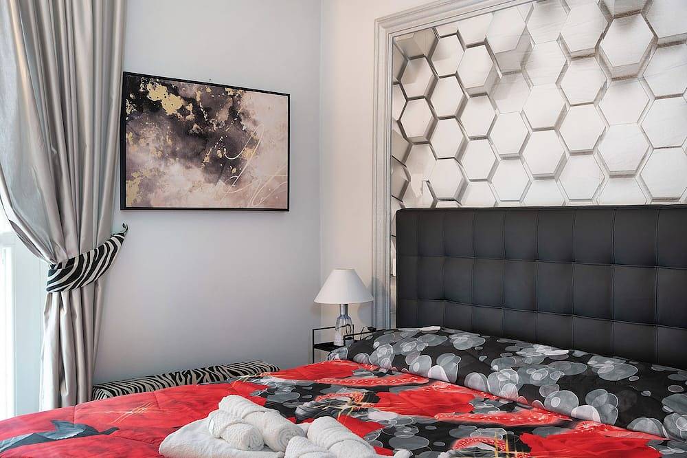 Entire apartment, Apartment 'Incantevole Loft Red Passion' with Balcony, Wi-Fi and Air Conditioning in Mondovì, Cuneo Province