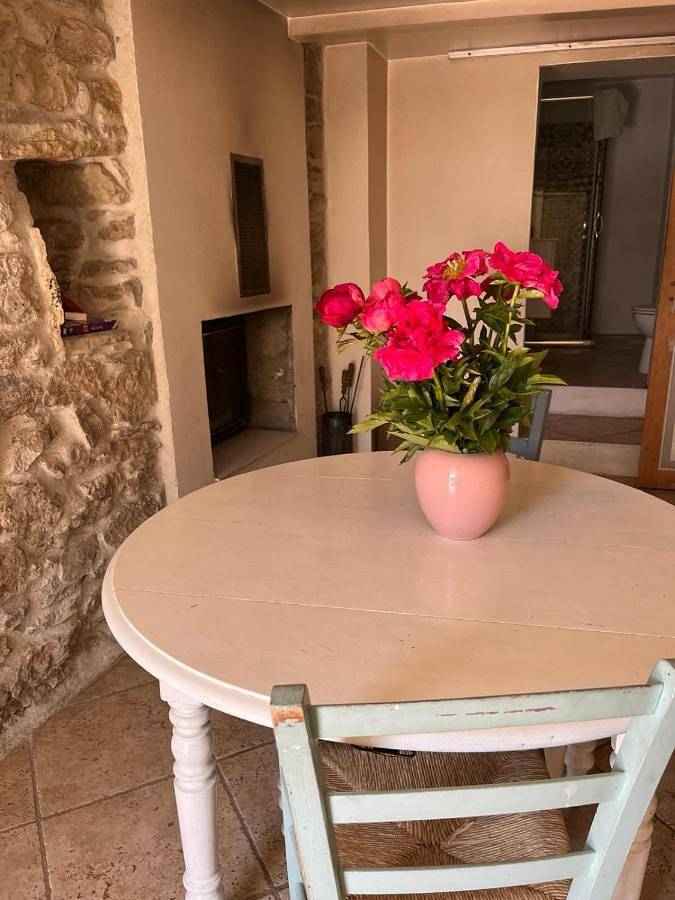 Gîte pour 2 personnes, avec jardin ainsi que vue et terrasse, animaux acceptés à Trigance - 3