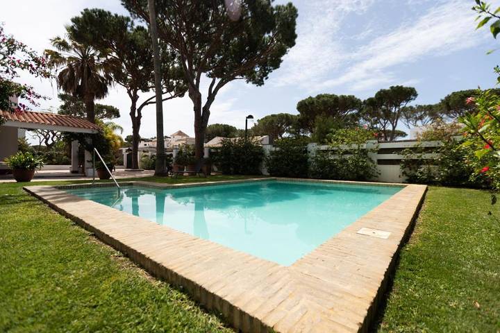 Villa pour 16 personnes, avec vue ainsi que jardin et piscine, animaux acceptés à Roche - 4