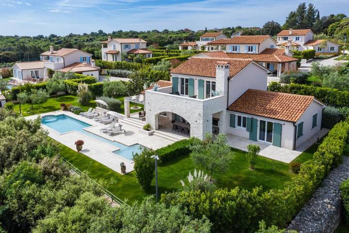 Villa pour 6 personnes, avec vue et sauna ainsi que jardin et piscine à Kavran