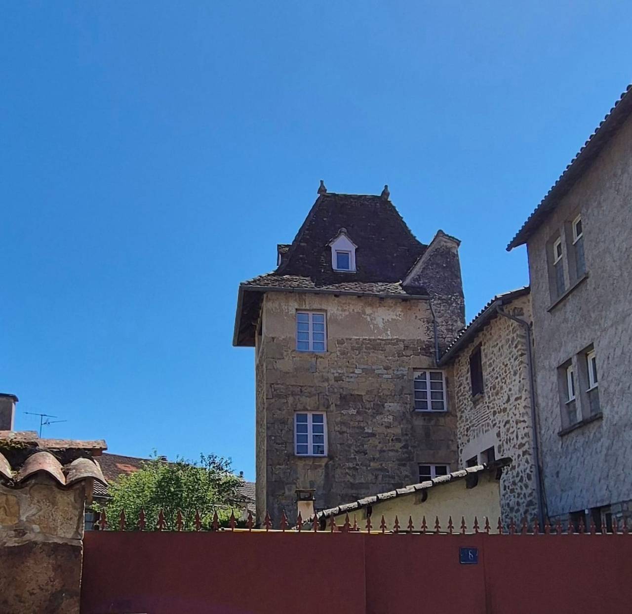 Apartamento entero, La Tour de St Céré, insolite en coeur de ville in Saint-Céré, Macizo Central