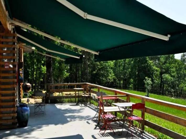 Gîte pour 14 personnes, avec balcon et piscine, animaux acceptés à Sorges