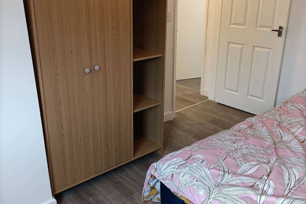 Entire apartment, Spacious one bedroom & Living Room family apartment - non smoker in Wakefield, West Yorkshire