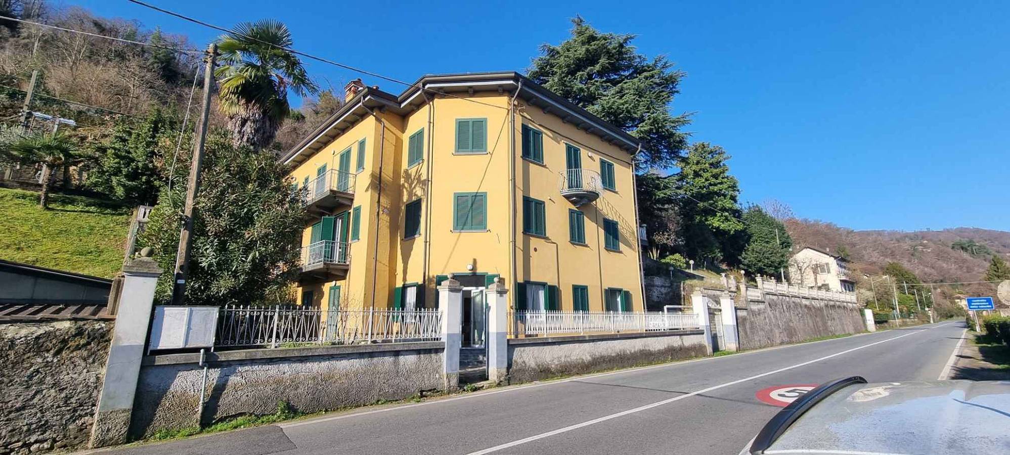 Apartamento vacacional entero, Apartamento de vacaciones con internet y vistas panorámicas in Arona (Lago Maggiore), Municipio de Arona