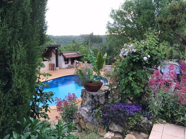 Location de vacances pour 6 personnes, avec vue ainsi que piscine et terrasse à Condat-sur-Vézère - 4