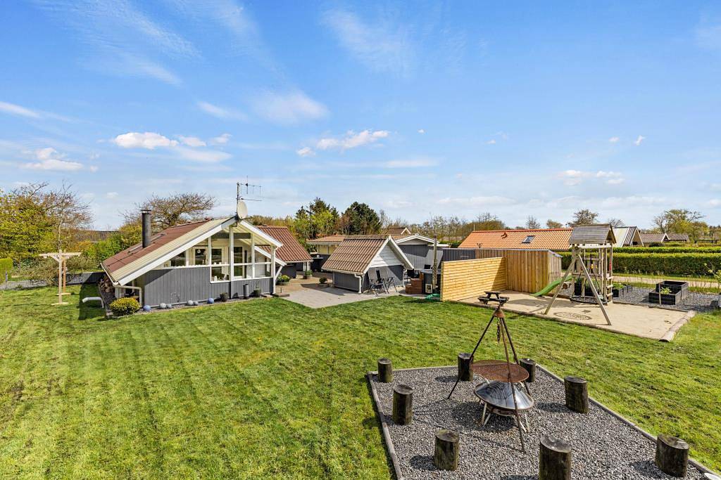 Klassisches Ferienhaus mit Kamin in Bork Havn in Bork Havn, Ringkøbing Fjord