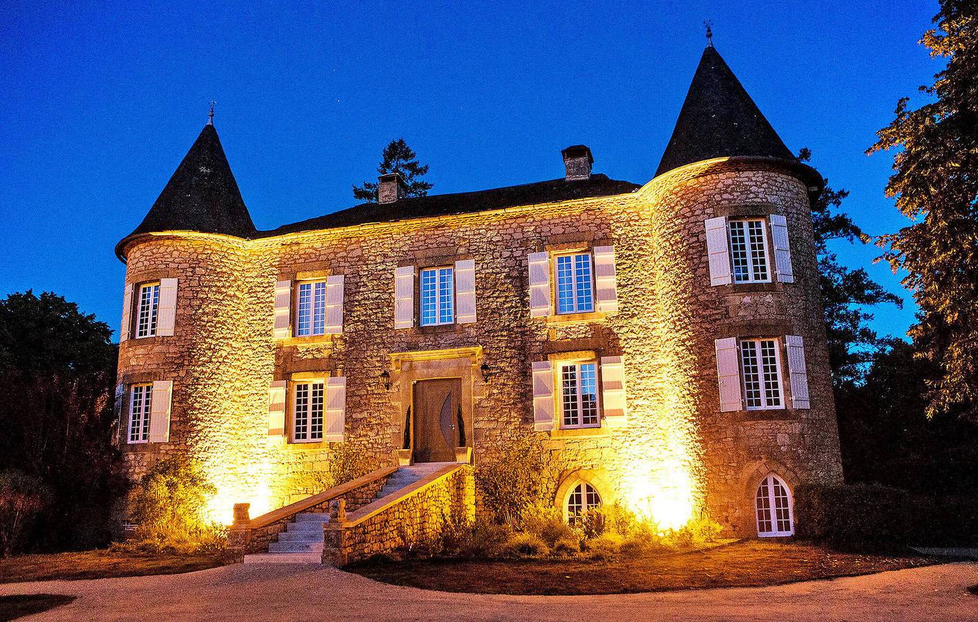 Appartement confortable de 420m2 avec piscine et bain à remous à 1,5 km du centre ville. in Cénac-et-Saint-Julien, Périgord Noir