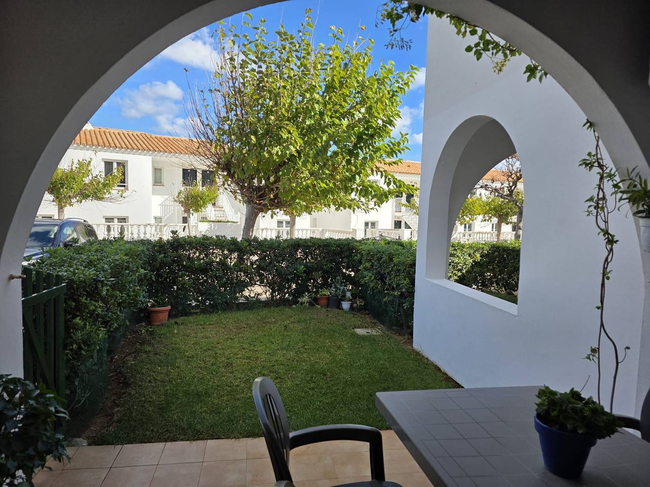 Ganze Wohnung, Apartment 'Calma Menorca' mit Seeblick, Gemeinschaftspool und Klimaanlage in Arenal d'en Castell, Es Mercadal