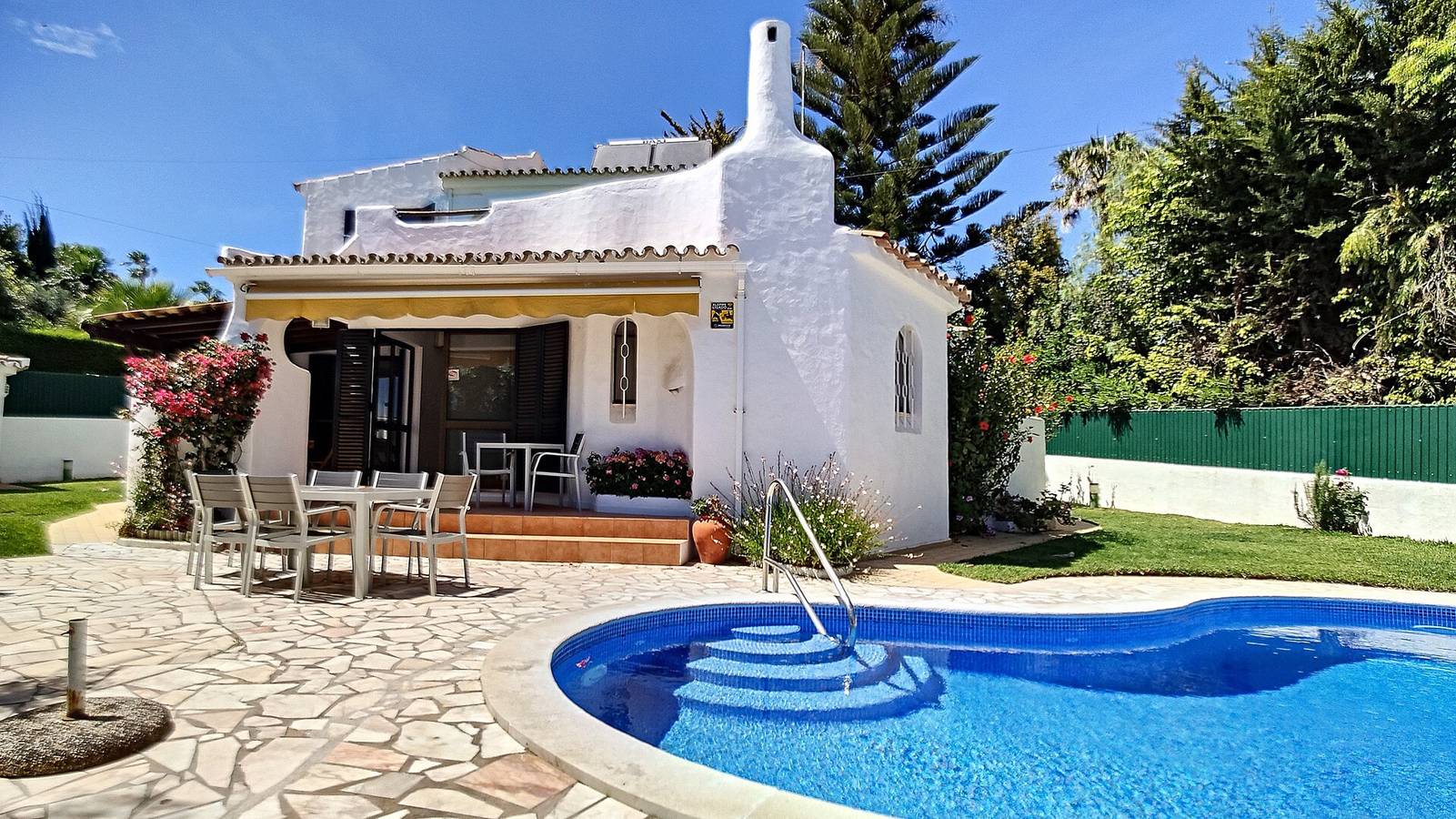 Pet-Friendly Beautiful Villa Palmeire Galé Beach with Wifi, Balcony, Garden, Terrace & Pool in Albufeira, Faro District