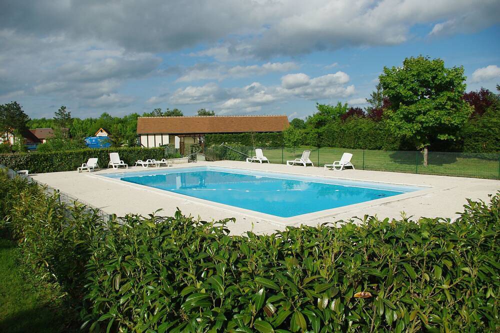 Großes behindertengerechtes Chalet, Swimmingpool, gemeinsamer Tennisplatz, Grill, Terrasse in Souvigny-en-Sologne, Sologne