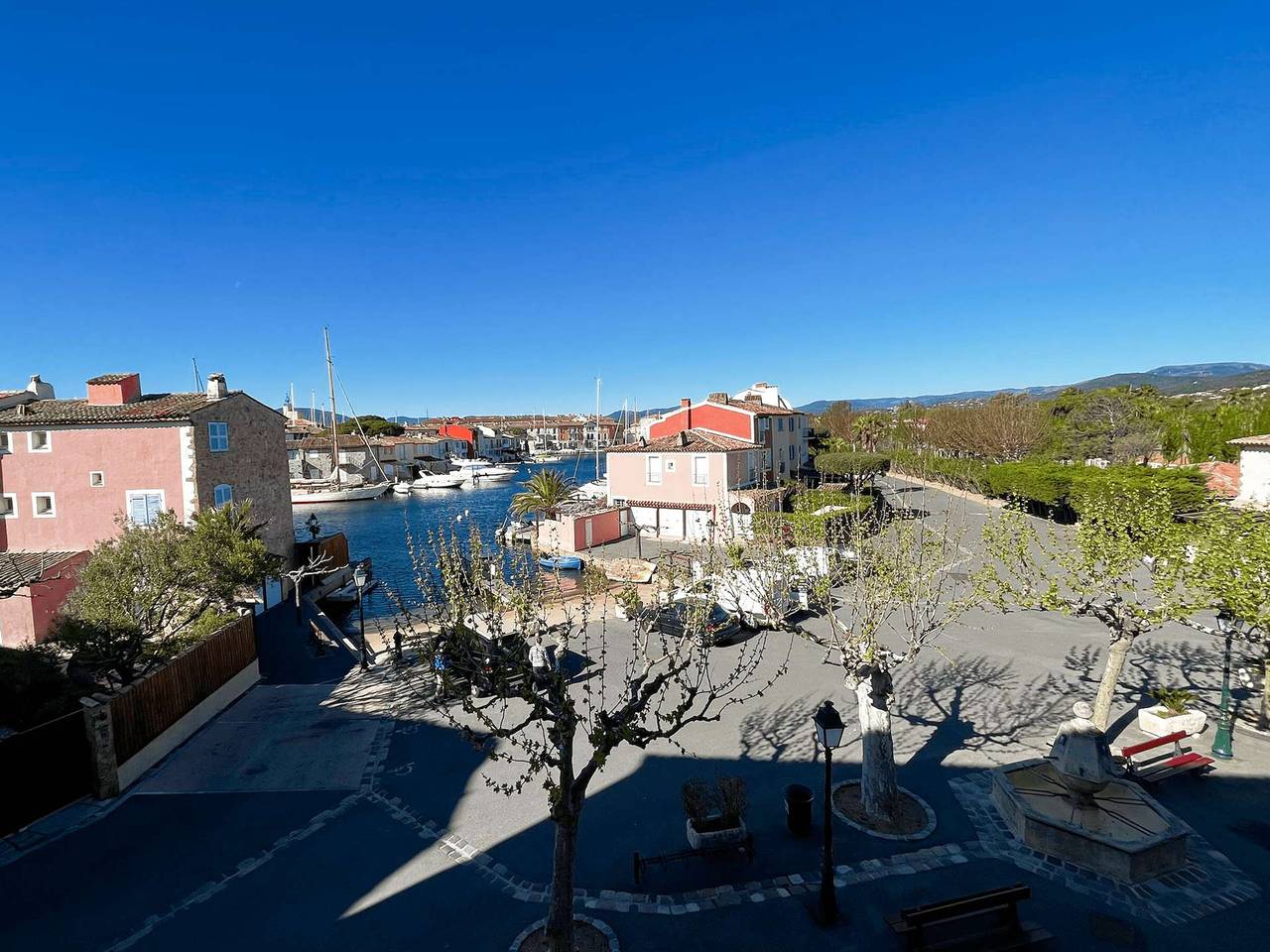 Ganze Wohnung, 3-Zimmer-Wohnung mit Meerblick, Strandzugang, Parkplatz in Port Grimaud in Port Grimaud, Grimaud