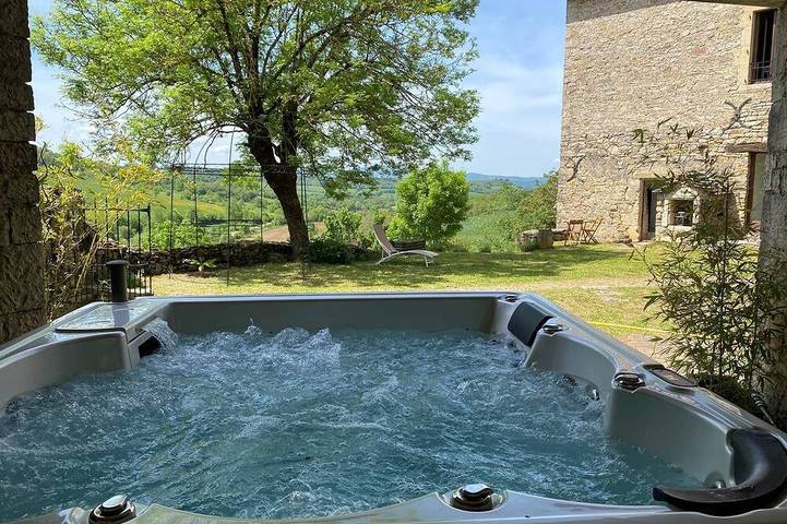 Location de vacances pour 14 personnes, avec Balcon et Jacuzzi à Sévérac-le-Château
