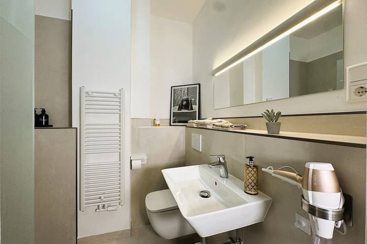 Ganze Wohnung, Zentrales Apartment Düsseldorf: 2 Betten, Aufzug, Wlan – Ideal für Messe & Hbf in Düsseldorf-Friedrichstadt, Düsseldorf