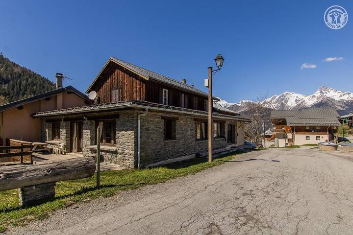 Gîte pour 12 personnes, avec Terrasse à Modane