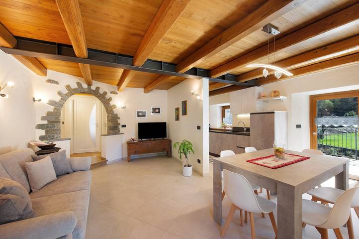 Hel lejlighed, Apartment "Cucu - 1" with Mountain View, Private Terrace, and Shared Barbecue in Lillianes, Comune di Lillianes