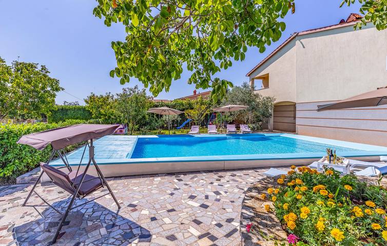 Ganze Ferienwohnung, Gemütliche 100 m² große Wohnung mit Pool, WLAN und Parkplatz in der Nähe des Stadtzentrums von Sisan in Sisan, Südküste Istrien