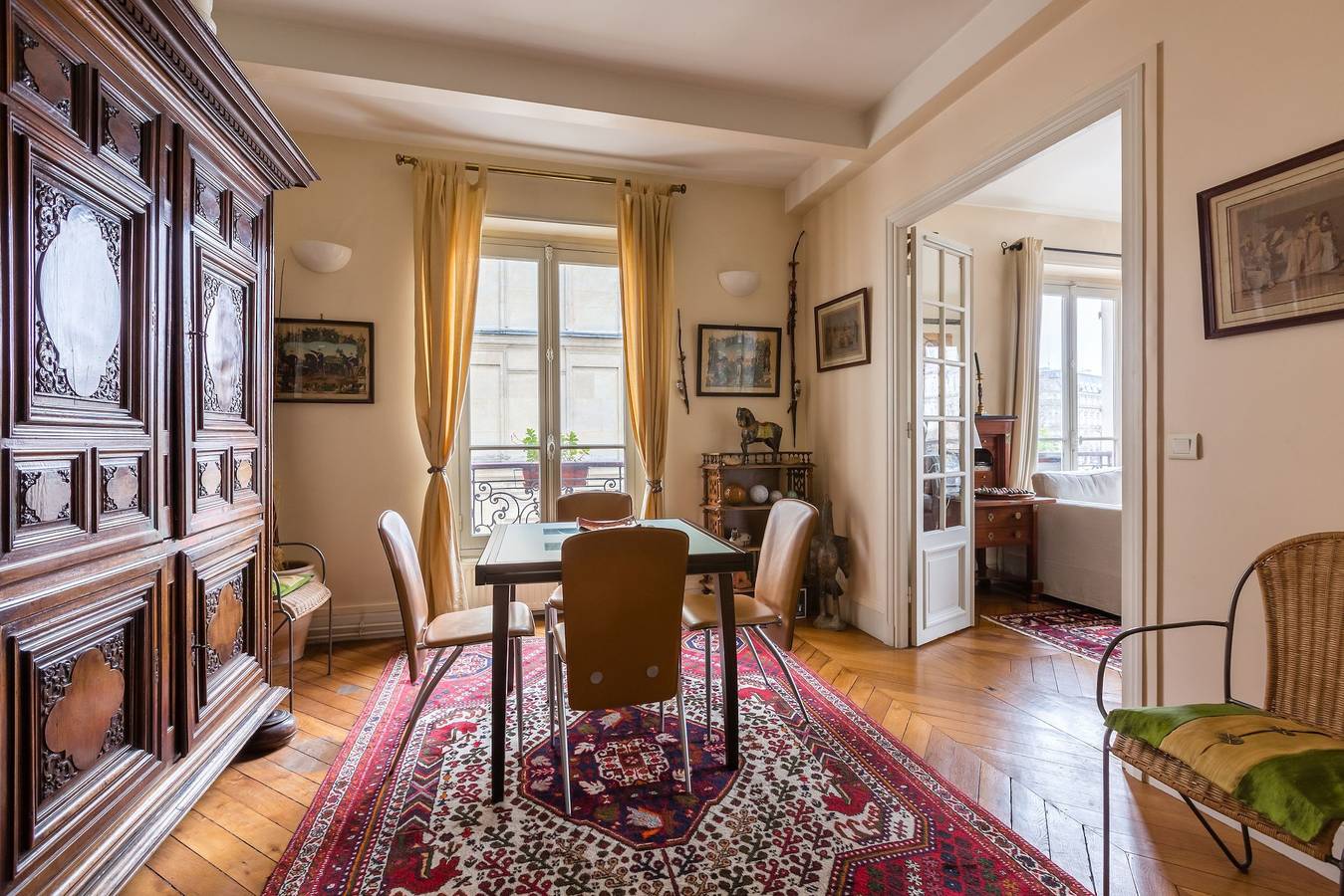 Entire apartment, Quai aux Fleurs Apartment in 4th Arrondissement, Paris