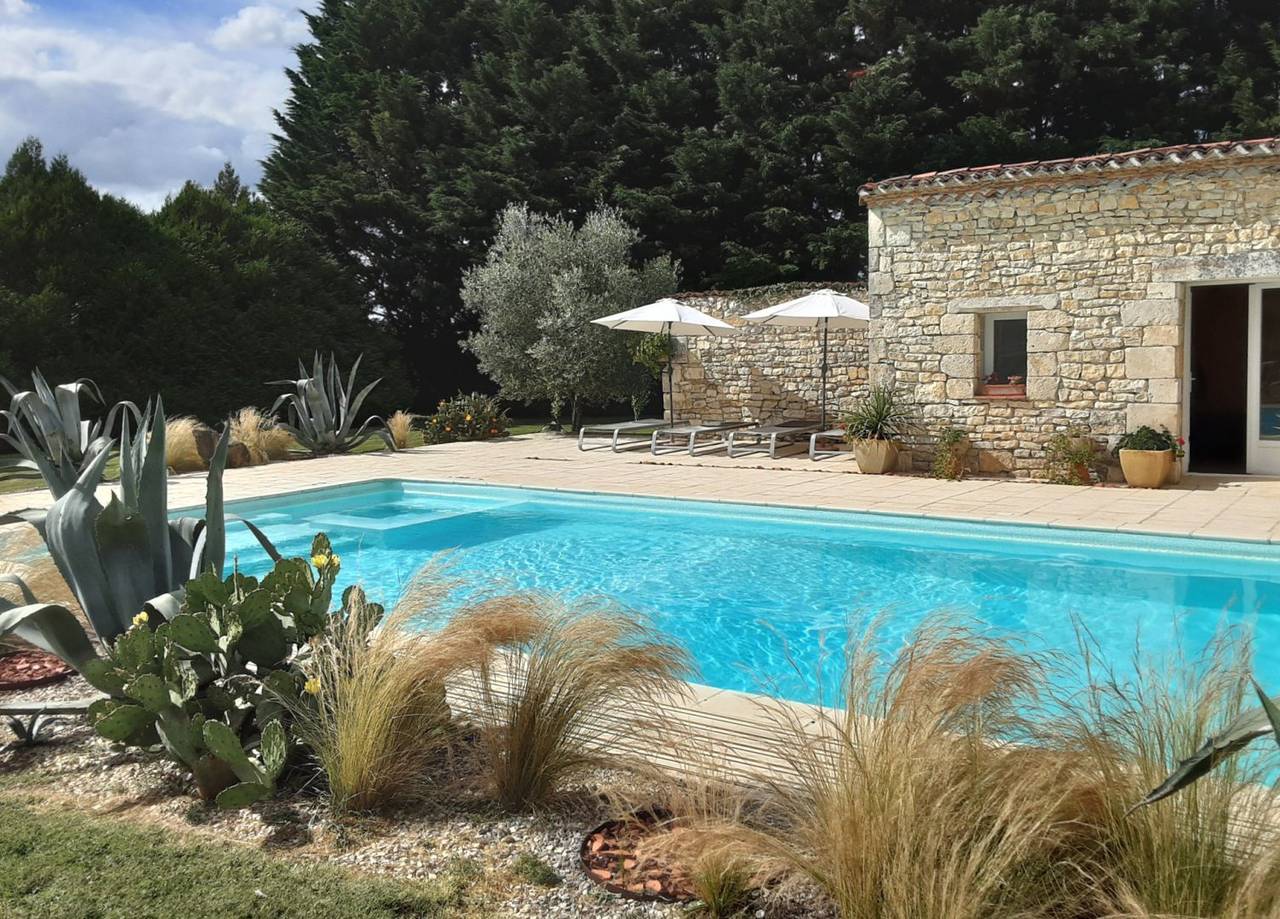 Gite au calme propice à la détente, piscine privée in Cellefrouin, Charente