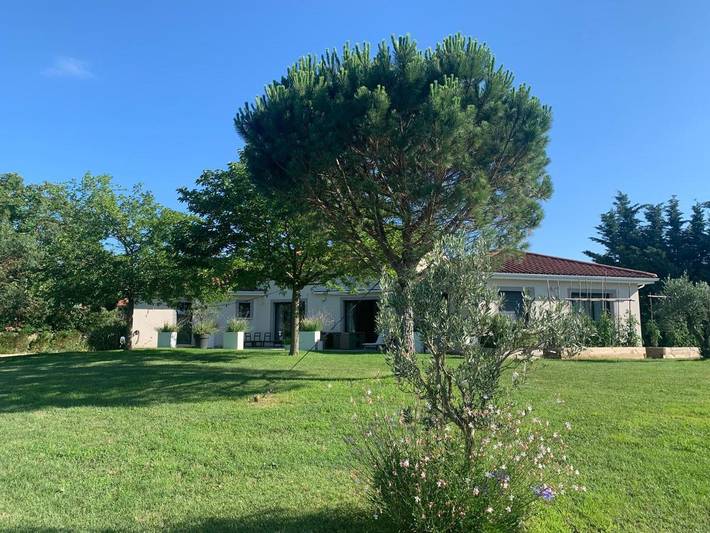 Chambre d’hôte pour 4 personnes, avec Terrasse ainsi que Jardin et Piscine à Vourles