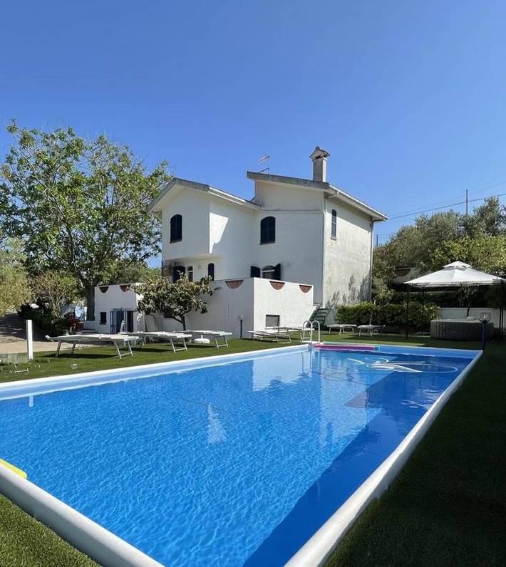 Villa per 10 persone, con Idromassaggio e Terrazza nonché Giardino e Piscina a Penne