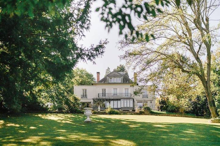 Location de vacances pour 28 personnes, avec piscine et jardin ainsi que sauna et jacuzzi dans La Queue-lez-Yvelines