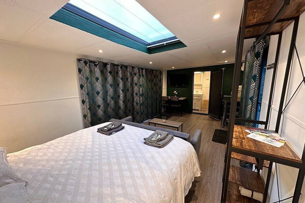 Chalet with Skylight, Patio,Ensuite + Hottub/Sauna in Buckinghamshire