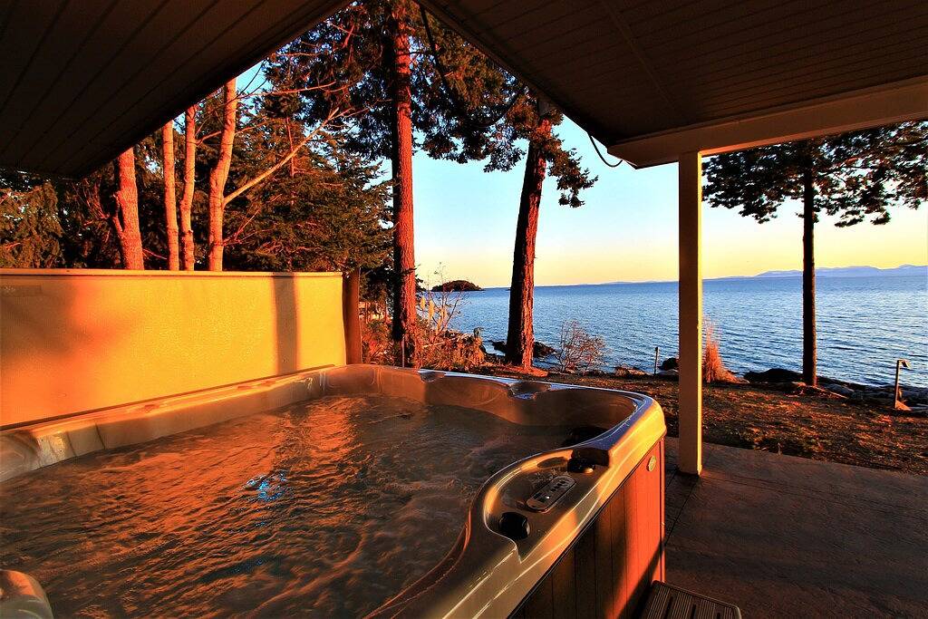 Driftwood Beach House-Horizon Suite: Oceanfront Luxury on the Sunshine Coast in Sechelt, Sunshine Coast Regional District