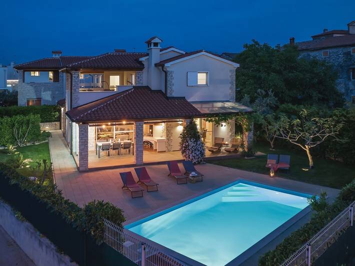 Ferienhaus für 6 Personen, mit Balkon und Terrasse sowie Pool
