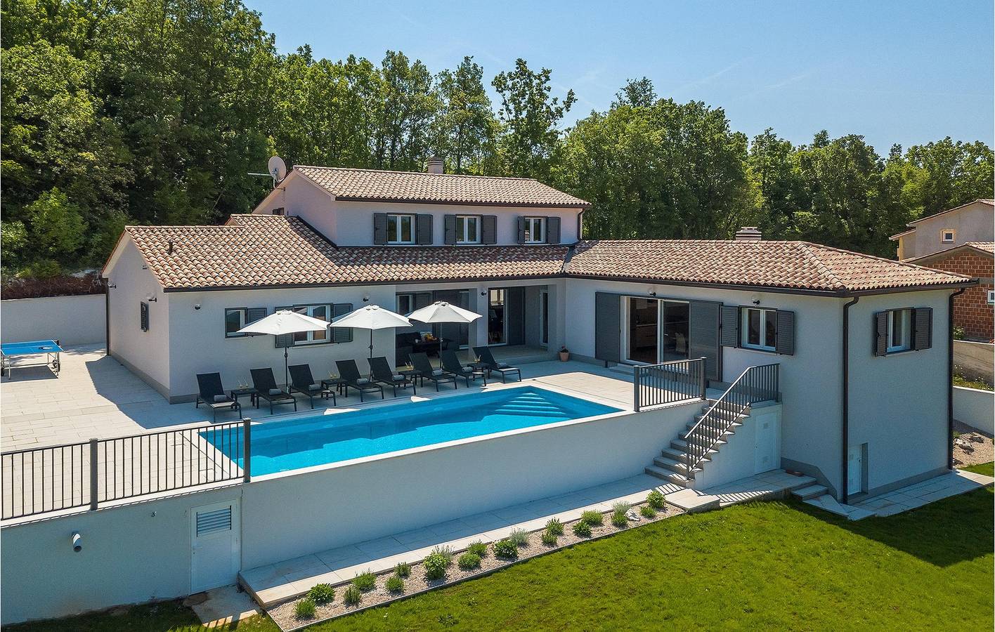 Appartement confortable de 2 chambres avec piscine, Wi-Fi et parking - à 2,5 km du centre de Raša in Labin, Istrie