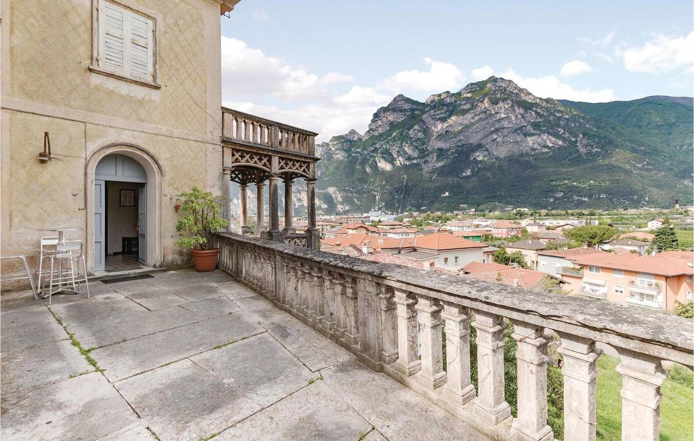 Entire apartment, Residenza Byron – Historic Charm on the de' Lutti Estate with Lake-View Loggia in Riva del Garda, Garda Mountains