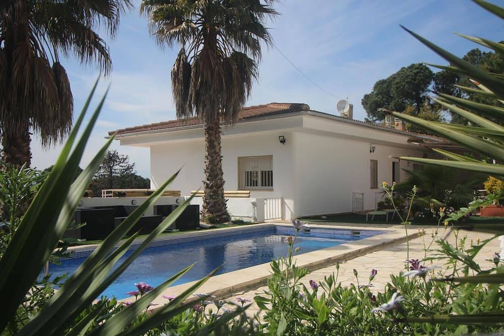 Villa De Vacances A 4 Km De La Plage (Familles) Piscine Privée 12 Pax in Lloret de Mar, Costa Brava