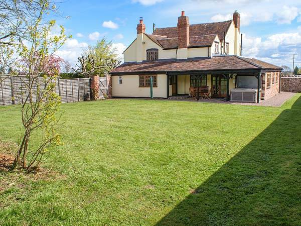 Log cabin for 5 people, with garden, with pets in Worcestershire