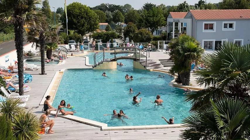 Camping für 4 Personen, mit Terrasse und Pool in Saint-Jean-de-Monts