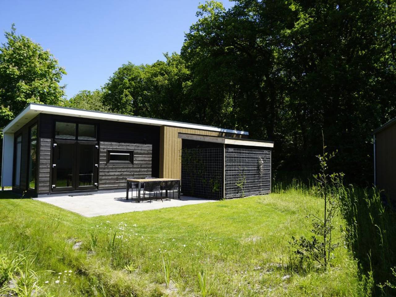 Modernes Chalet für 4 Personen, gelegen in einem Wald- und Feuchtgebiet in Sint Nicolaasga in Sint Nicolaasga, Friesland
