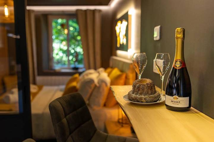 Appartement entier, La Suite – Évasion romantique avec spa et sauna privatif, Très belle suite avec spa, sauna et parkin in Kaysersberg, Parc naturel régional des Ballons des Vosges