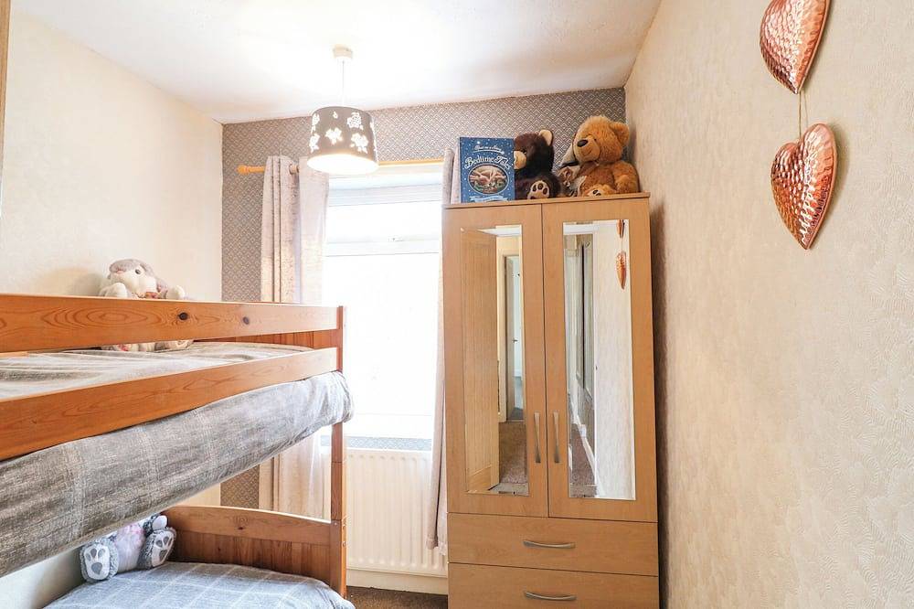 Cedar Cottage, pet friendly, with a garden in Hollingwood in Chesterfield, Derbyshire