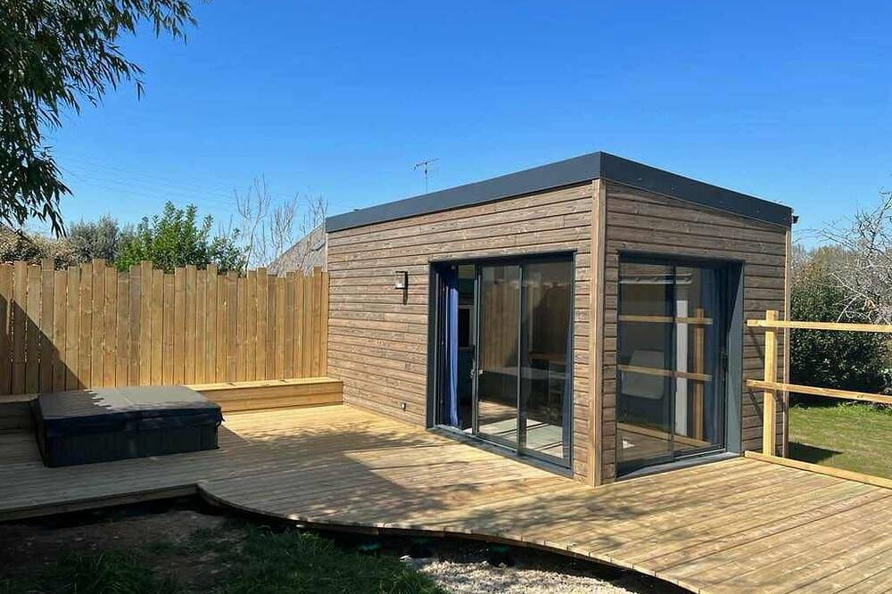 Entire apartment, Garden studio with private Jacuzzi all year round! in Hennebont, Côte des Mégalithes