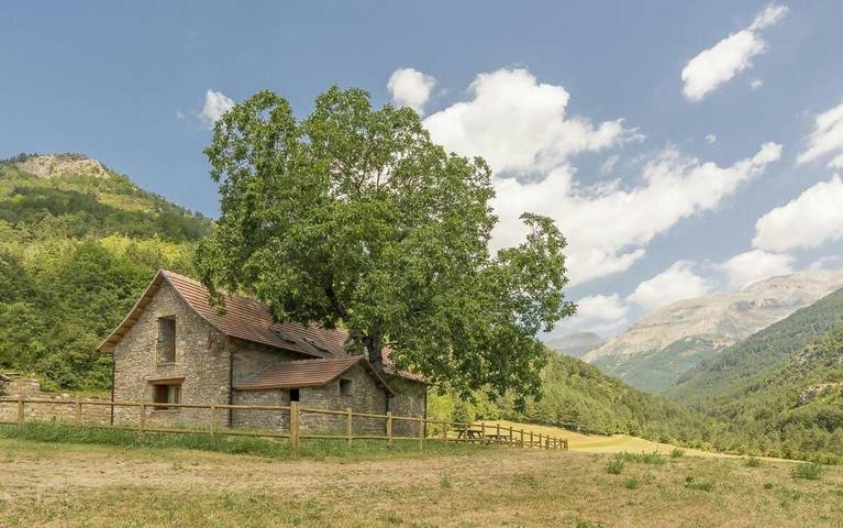 Casa rural para 6 personas, con Balcón y Terraza además de Jardín y Vistas en Valle de Hecho